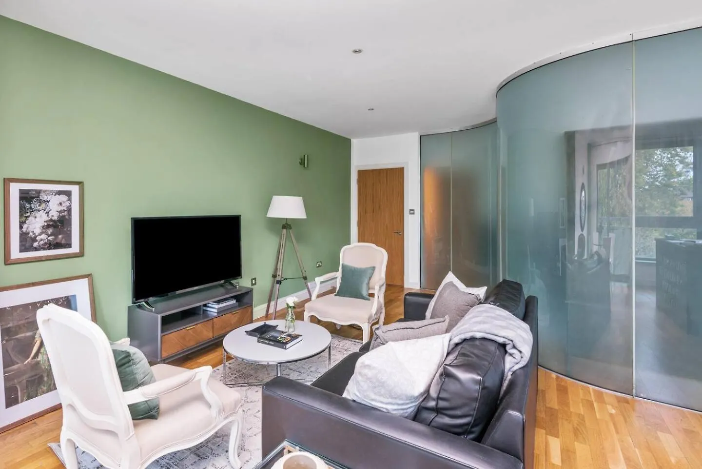 Hoxton Square - Urban Haven Apartment London